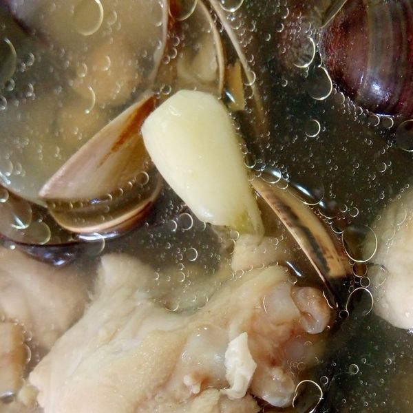 蒜頭蛤蜊雞湯：劉雯 一起做