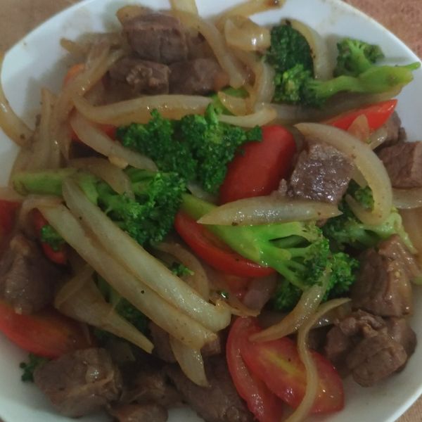 蠔油爆炒三色鮮蔬骰子牛：辰辰a媽 一起做