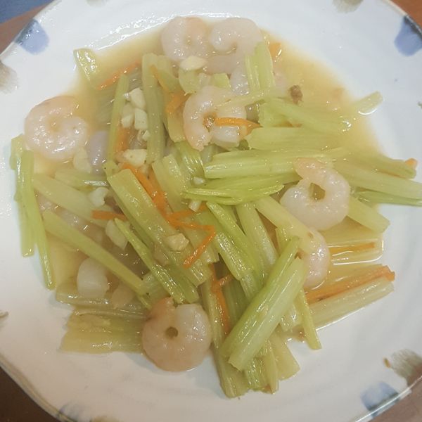 蝦仁炒芹菜 : 蔚藍海一起做