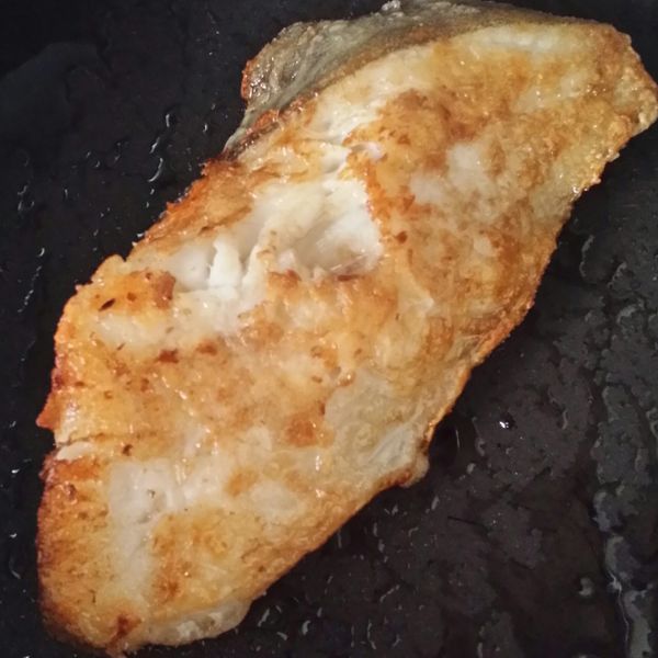 香煎鱈魚。裹上麵粉煎出金黃酥脆! : 鄭成吉一起做