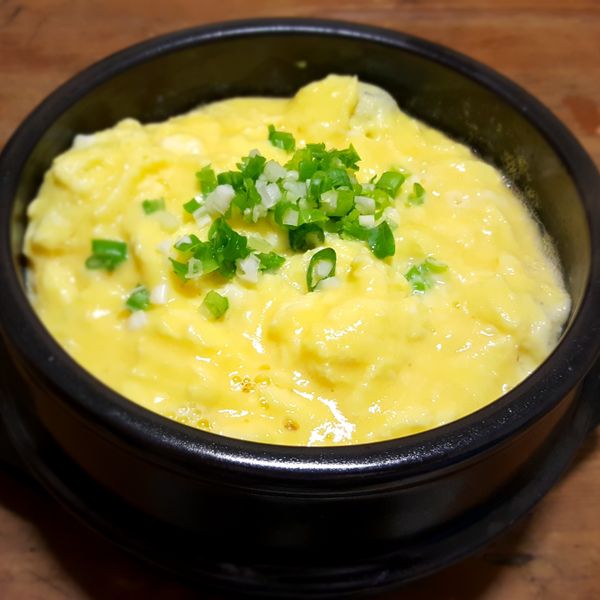 「影片」 韓國餐廳蒸雞蛋，식당계란찜 : 艾芮偲一起做