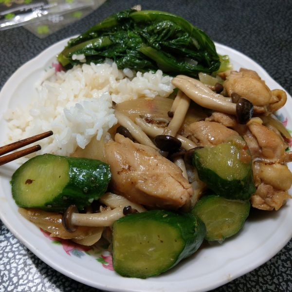 鐵板洋蔥小黃瓜雞丁 : Misaki Chen一起做