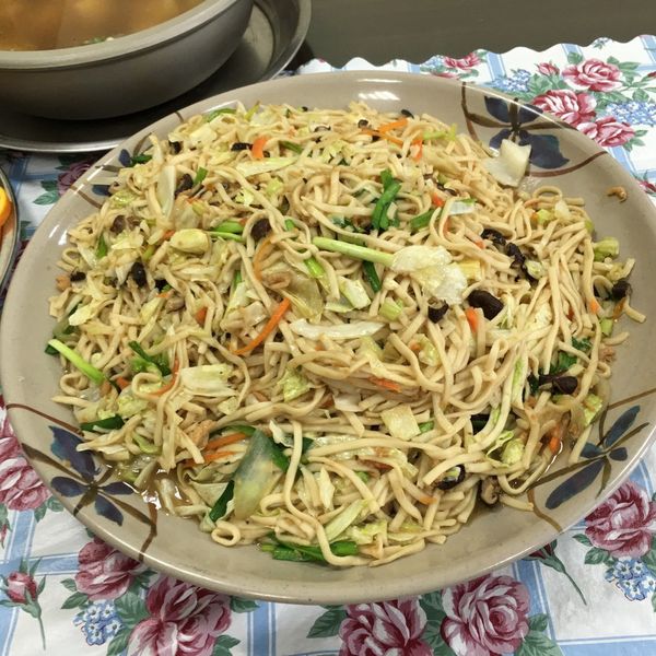 蒜香蔬菜炒麵：呂馨馨樂樂廚房 一起做