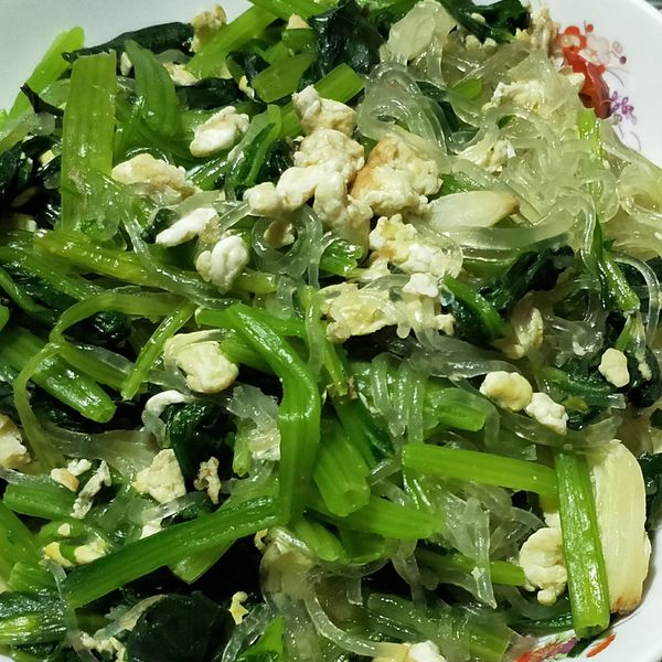 順滑不澀口～菠菜雞蛋炒冬粉 : 愛碎唸的人妻煮婦一起做