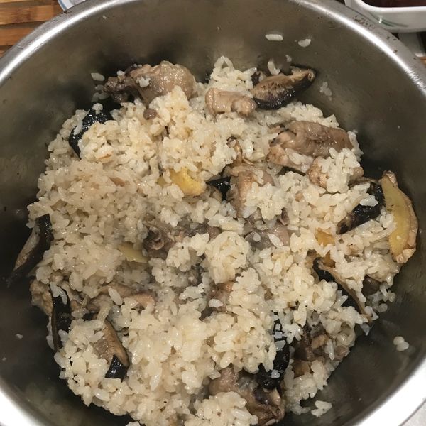 用電鍋煮"麻油雞飯"~香氣誘人好美味!!：戴歡 一起做
