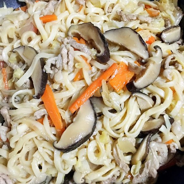 乾炒雞肉烏龍麵 清個冰箱吧：包姊姊 一起做