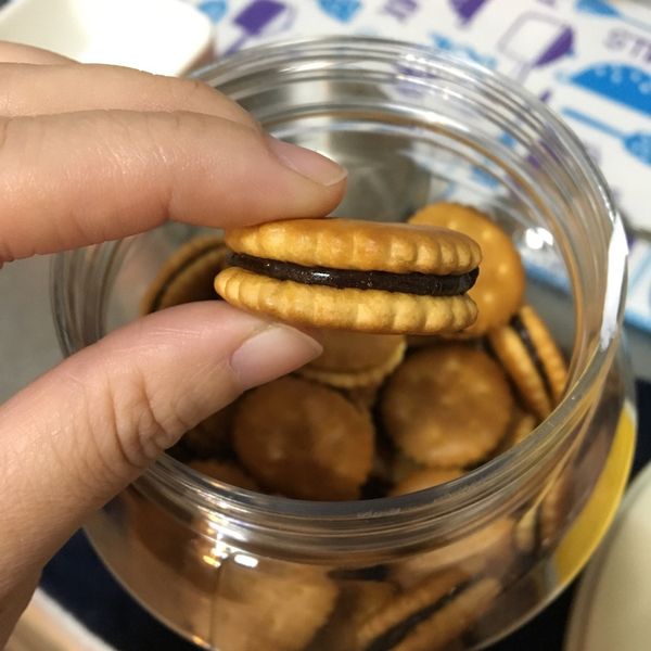 ㄚ芬的小廚房--牛軋糖餅乾(巧克力)：黃雅宣 一起做