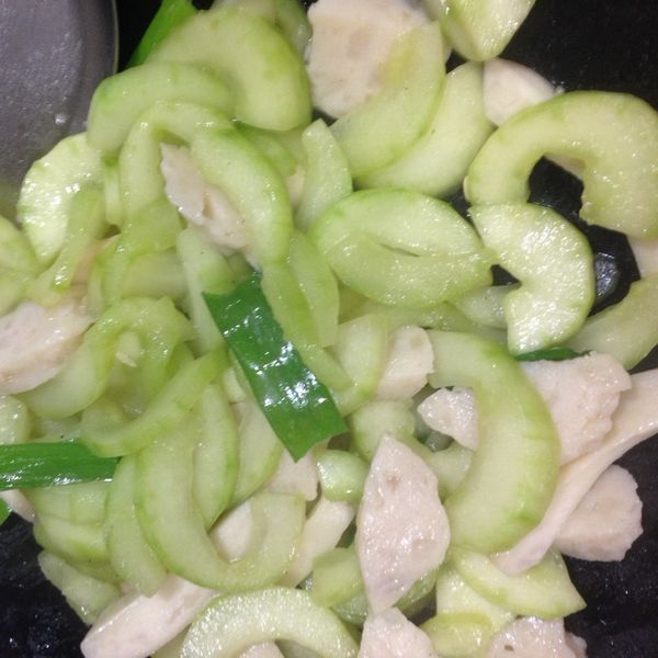 [瓜果類]大黃瓜炒貢丸：Pigleg Huang 一起做