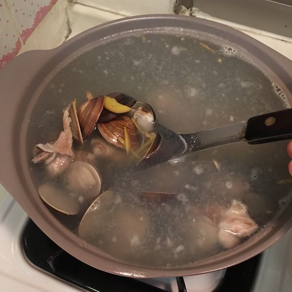 蒜頭蛤蜊。排骨湯：Joann Chou 一起做