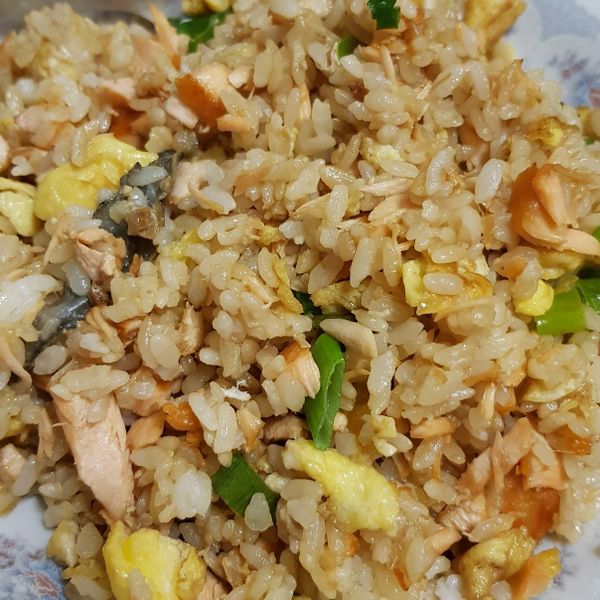鮭魚蛋炒飯：巧芸 陳 一起做