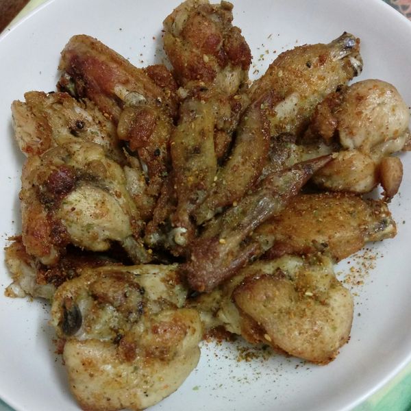 香煎七味粉雞翅
新手料理。家常菜。晚餐 : 林佩雯一起做
