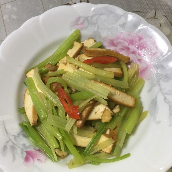 芹菜炒豆干：賴素華 一起做
