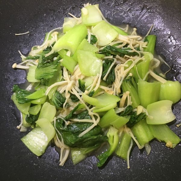 青江菜炒金針菇：賴素華 一起做