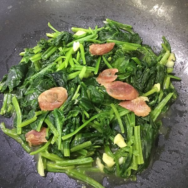 臘腸炒菠菜：賴素華 一起做