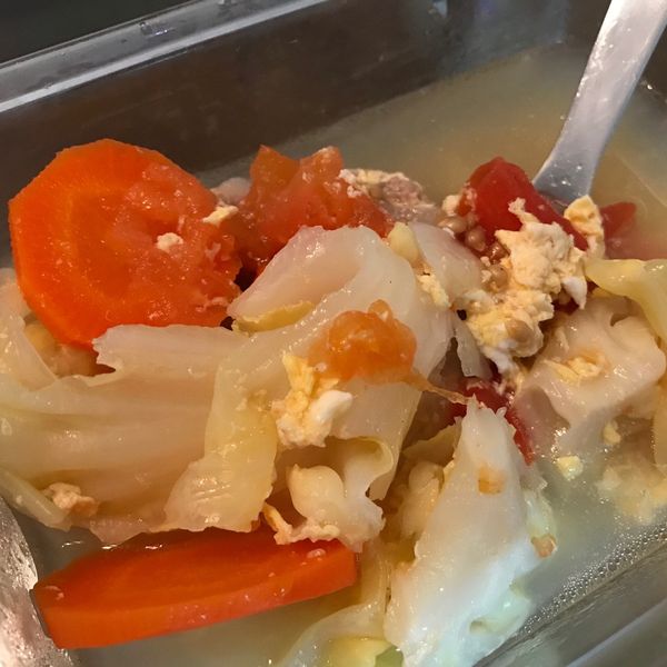 蕃茄蔬菜蛋花湯：Helen 一起做