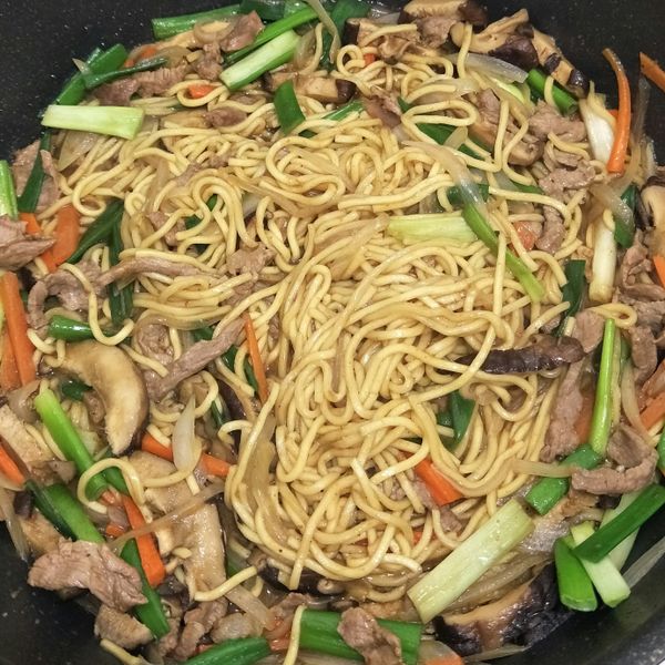 肉絲炒麵 : 黃詩穎一起做