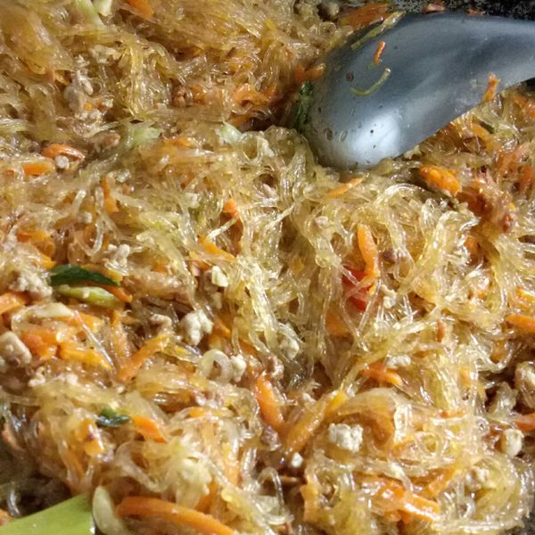 廣達香肉醬之『螞蟻上樹炒冬粉』：黃玉米 一起做