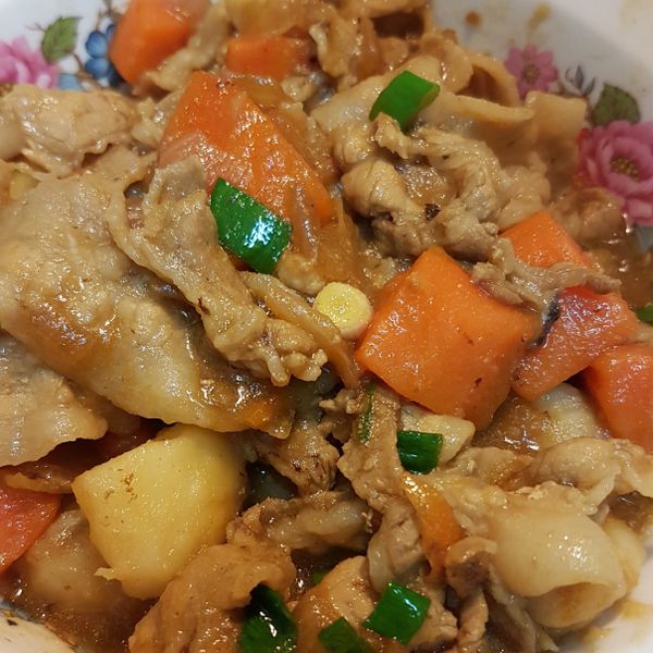 馬鈴薯燉煮豬肉片。快速做法 : 黃逸羚一起做