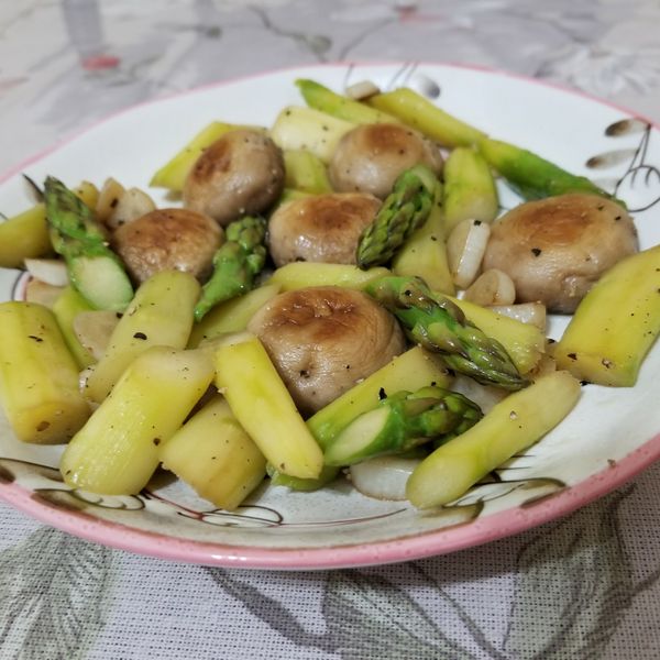 香煎蘑菇佐綠蘆筍洋蔥：Patricia Liu 一起做