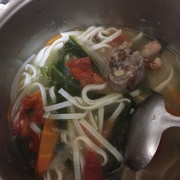 蒜香番茄雞湯麵：簡單吃簡單 一起做