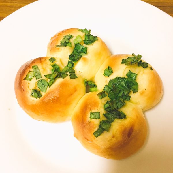 台式青蔥麵包。蔥阿胖
家常烘焙。早餐：Mia 一起做