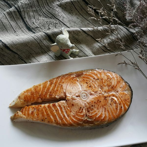 ♥我的手作料理♥ 香煎黑胡椒鮭魚：ivy 一起做