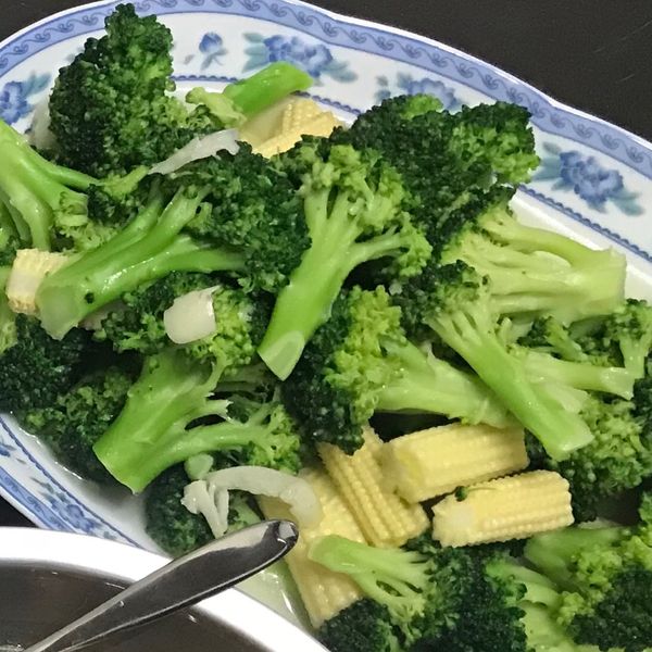 瑪莉廚房：青花菜炒玉米筍 : 樂樂一起做