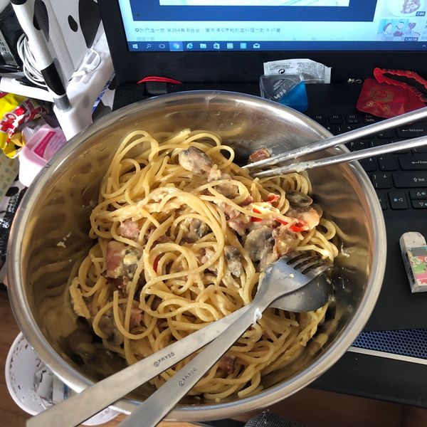 「奶油培根義大利麵」東京人氣主廚食譜：Valaria 一起做