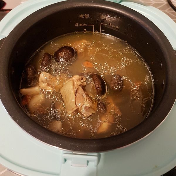 暖暖的 蒜頭香菇雞湯! : 李心妤一起做