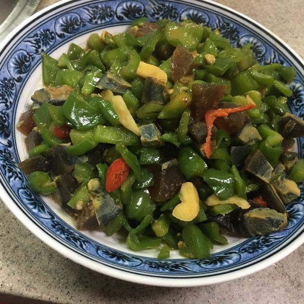 青椒炒皮蛋:二寶媽珊珊小廚房 一起做