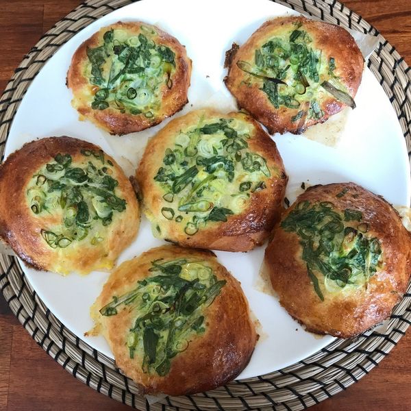 台式青蔥麵包。蔥阿胖
家常烘焙。早餐：Emily Liu 一起做