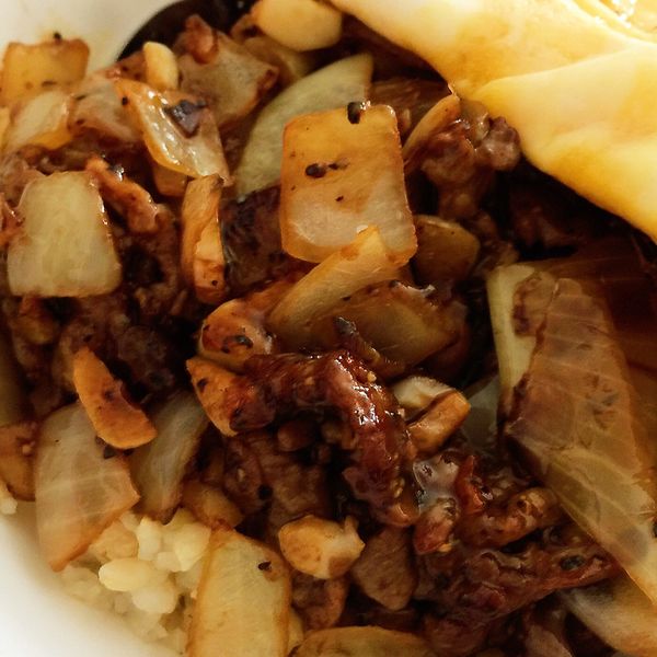 ［5分鐘］黑胡椒鐵板牛肉快炒：Alice Kaname 一起做