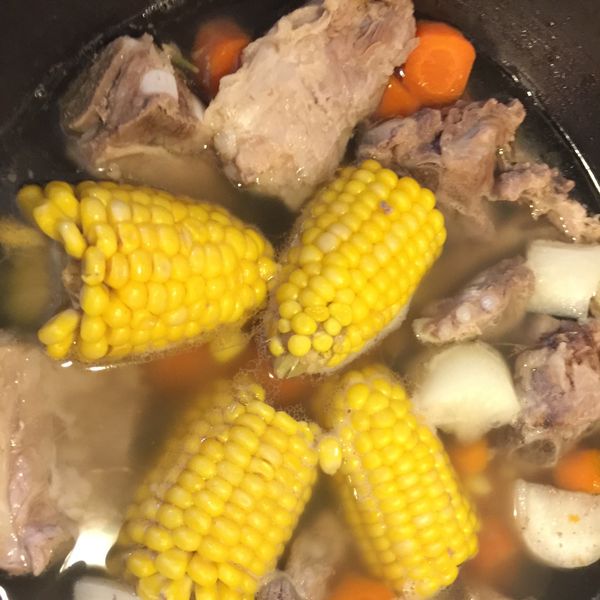 玉米蘿蔔排骨湯：yo 一起做
