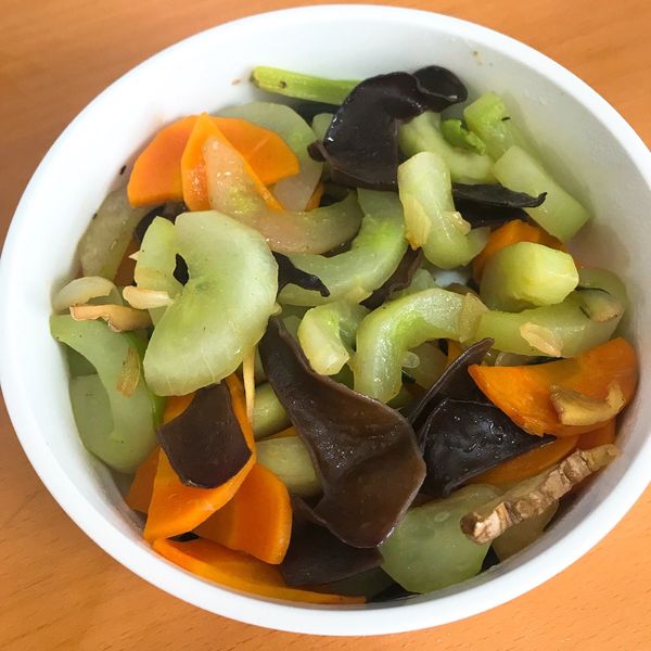 黑木耳炒大黃瓜：歡歡 一起做