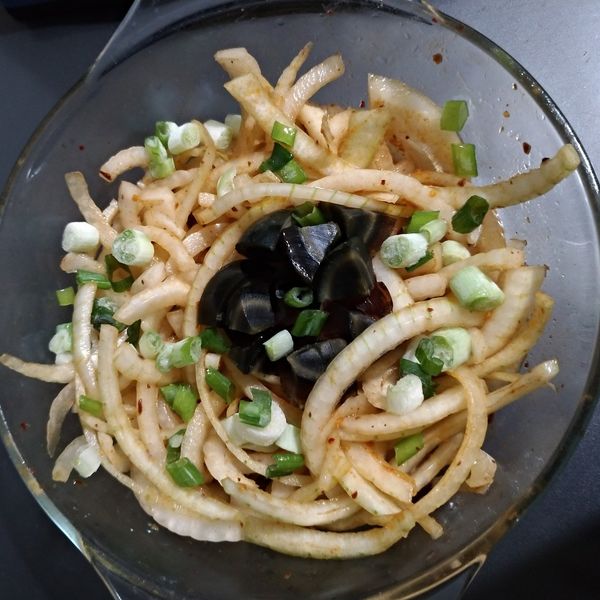🌶🏺🥚🍯涼拌辣油洋蔥皮蛋：remy 一起做