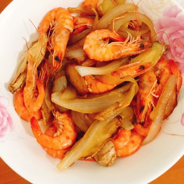 餐桌上的人妻料理*'洋蔥快炒蠔油蝦。 : 古瑜一起做