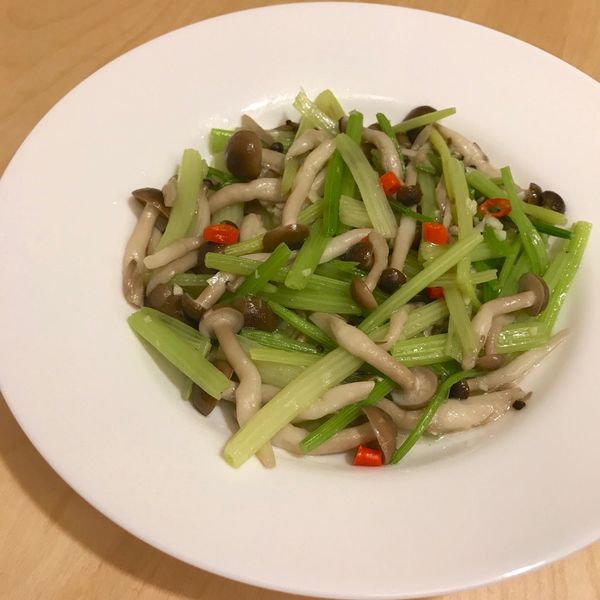芹菜炒鮮菇。便當蔬菜料理 : Yu Shan一起做