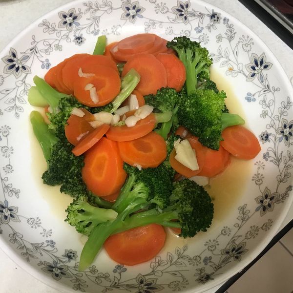 紅蘿蔔炒花椰菜 : 型男不難一起做