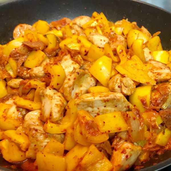 泡菜甜椒炒雞腿肉：王盼雲 一起做