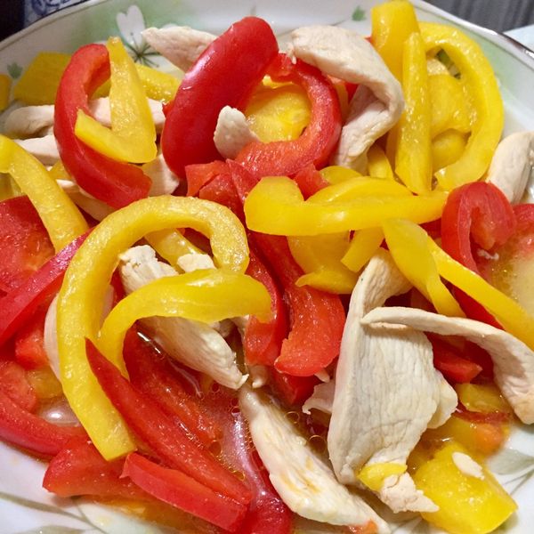 甜椒炒雞胸肉片：Y 一起做