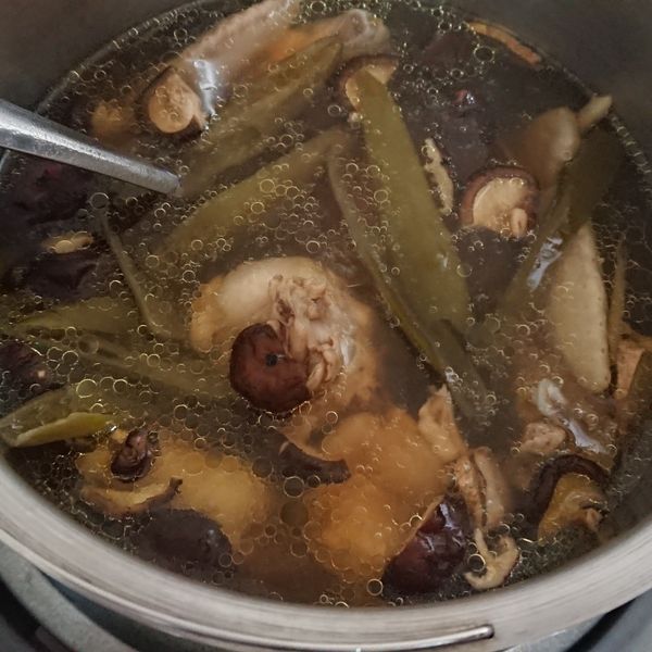 剝皮辣椒蛤蠣香菇雞湯 : Rainie Li一起做