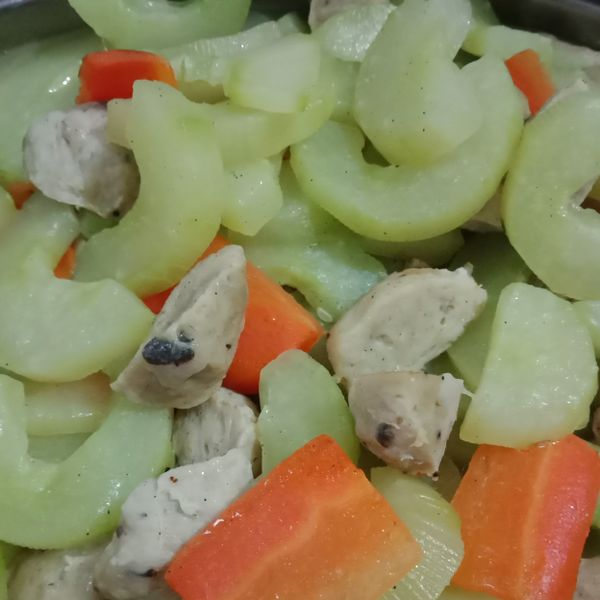 Olivia♥貢丸燴大黃瓜（簡單家常菜）：三寶媽 一起做