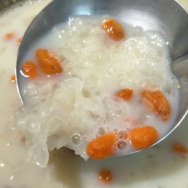 牛奶枸杞銀耳湯《營養師的日日好湯》補鈣 : Oliviachu一起做