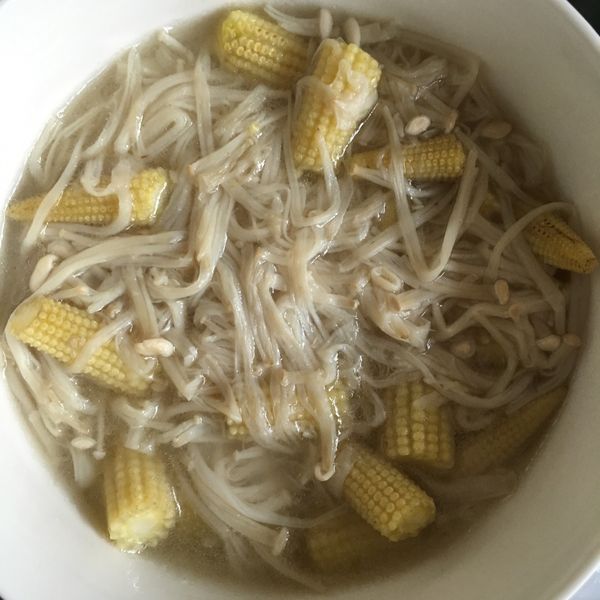 金針菇炒玉米筍：吳育綺 一起做