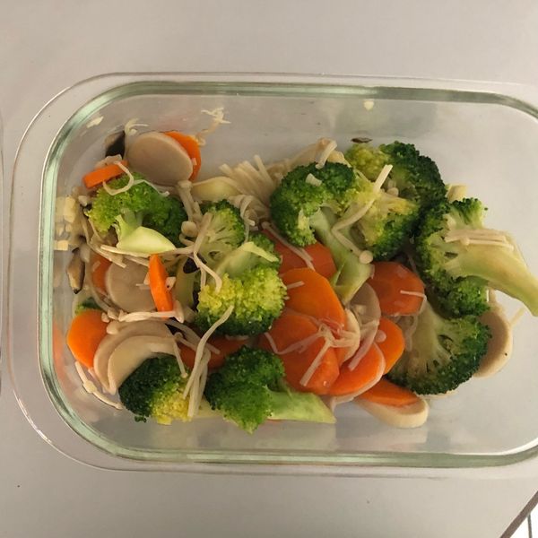 鴻喜菇炒青花菜(鴻喜森林) : Yi-Lun Hung一起做