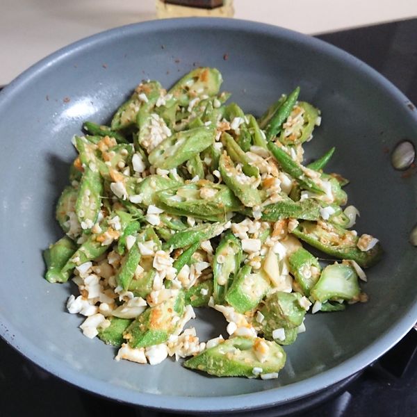 鹹蛋炒秋葵：均 一起做