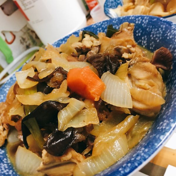 洋蔥燒雞肉：麵 一起做