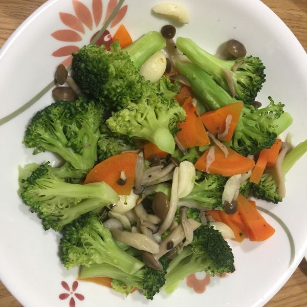 鴻喜菇炒青花菜(鴻喜森林) : 李小梅一起做