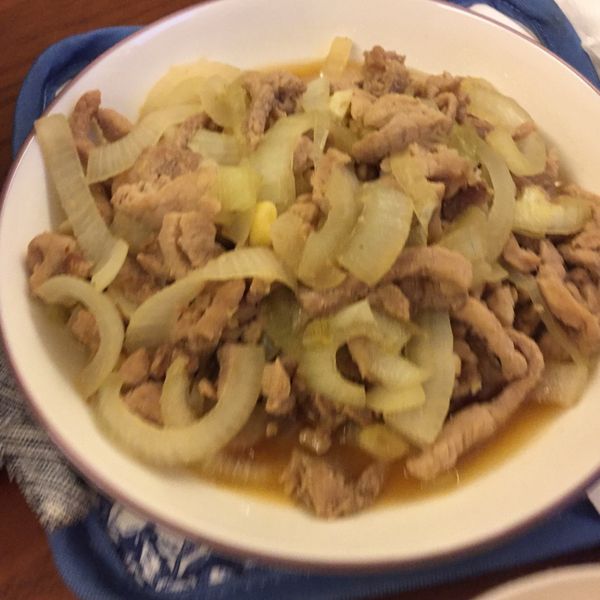 洋蔥蛋炒肉絲 : 牛奶熊一起做