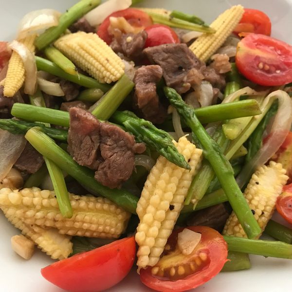 蠔油爆炒三色鮮蔬骰子牛：Gucci Lai 一起做